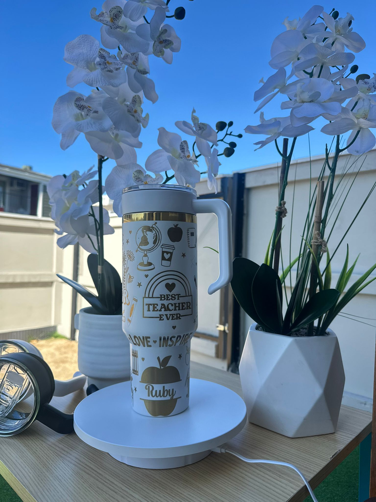 Tumbler Térmico Personalizado con Asa, Tapa y Popote – Acabado Oro