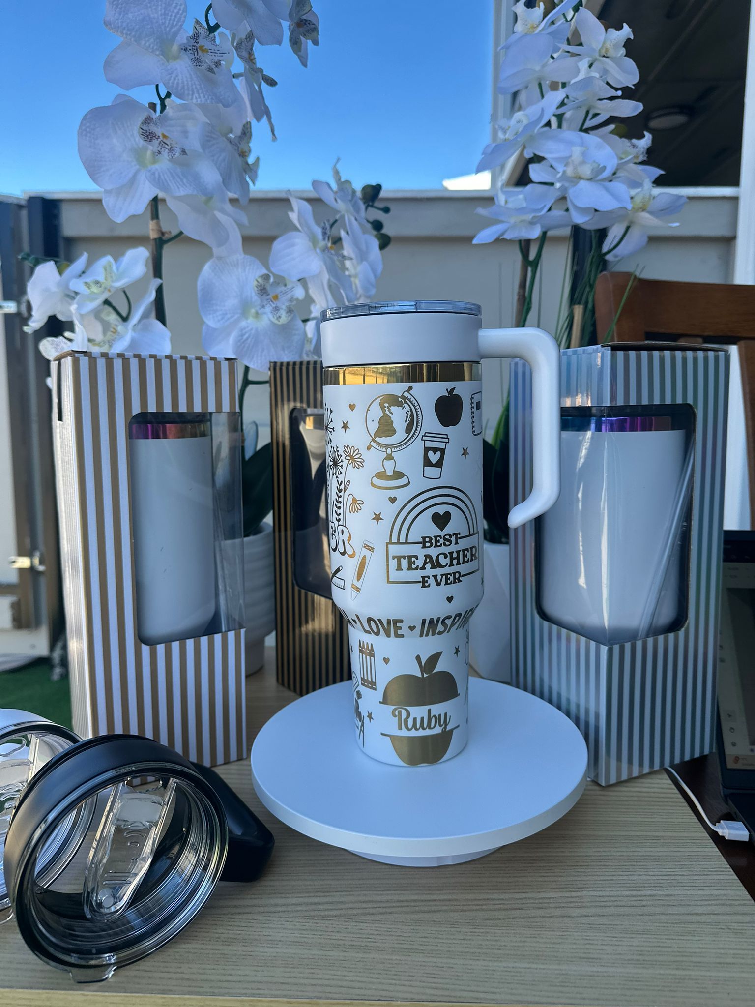 Tumbler Térmico Personalizado con Asa, Tapa y Popote – Acabado Oro